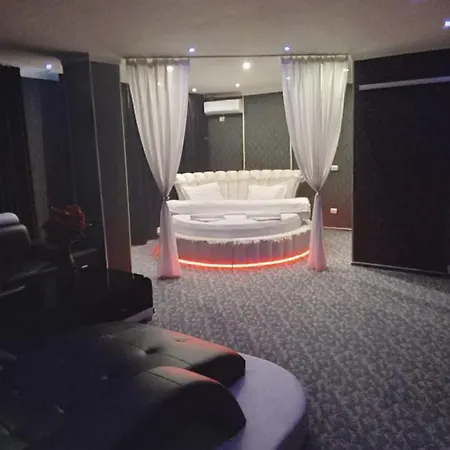 Ely's Mansion-24h Check-in 3*