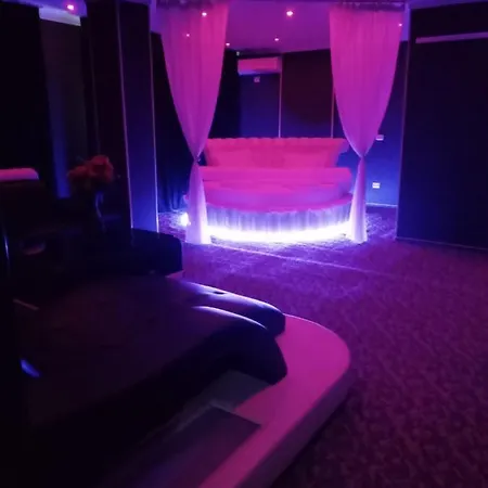 לינה וארוחת בוקר Ely's Mansion-24h Check-in